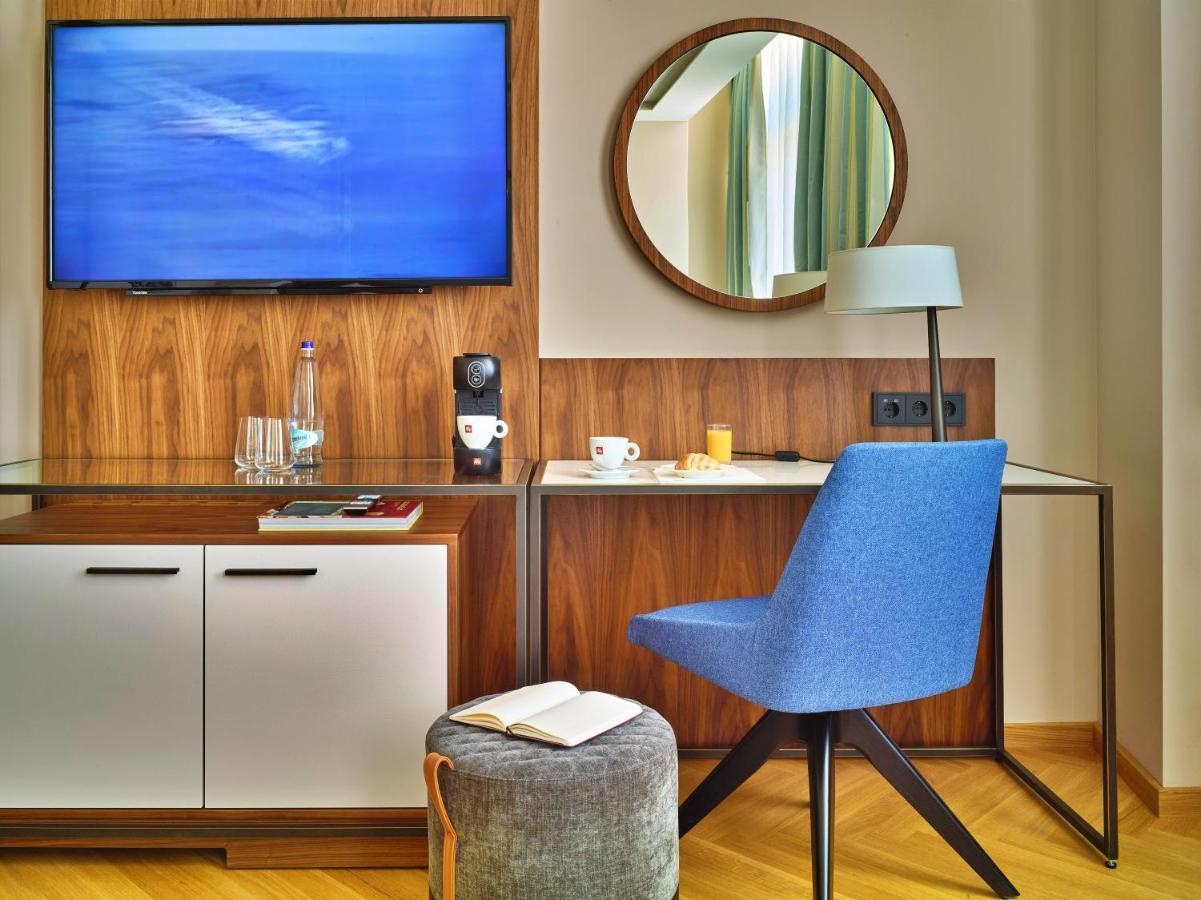 Est Grand Savoy Hotel
