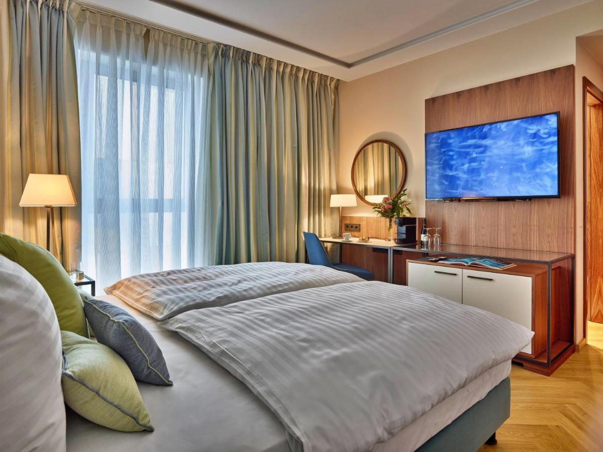 Est Grand Savoy Hotel 4*